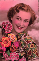 FANTAISIES - Une Femme Souriante Tenant Un Bouquet De Fleurs - Colorisé - Carte Postale Ancienne - Frauen