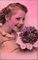 FANTAISIES - Une Femme Souriante Tenant Un Bouquet De Fleurs - Colorisé - Carte Postale Ancienne - Donne