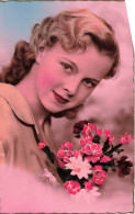 FANTAISIES - Une Femme Tenant Un Bouquet De Fleurs - Colorisé - Carte Postale Ancienne - Femmes
