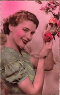 FANTAISIES - Une Femme Souriante Tenant Une Fleur - Colorisé - Carte Postale Ancienne - Mujeres