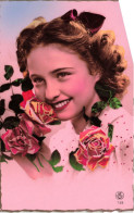 FANTAISIES - Une Femme Souriante Tenant Un Bouquet De Roses - Colorisé - Carte Postale Ancienne - Femmes