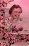 FANTAISIES - Une Femme Souriante Tenant Des Roses - Colorisé - Carte Postale Ancienne - Mujeres