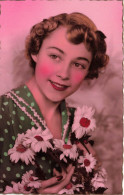 FANTAISIES - Une Femme Souriante Tenant Des Fleurs - Colorisé - Carte Postale Ancienne - Frauen