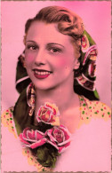 FANTAISIES - Une Femme Souriante Tenant Un Bouquet De Fleurs - Colorisé - Carte Postale Ancienne - Donne