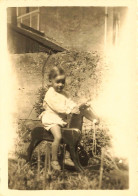 Jouet Ancien * Enfant Bébé Sur Cheval En Bois à Vascule * Jeu Jouets Jeux * Photo Ancienne 8.6x6.2cm - Jeux Et Jouets