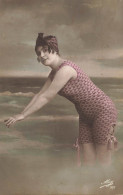 Mode * Une Baigneuse * Carte Photo * Maillot De Bain * Bains De Mer Plage Baigneuses - Mode