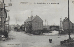 60)   LASSIGNY  -  La Grande Rue Et Le Monument - Lassigny