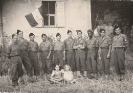 PHOTO 20 Aout 1944  EM  SM2  IDENTIFIER Militaires Posant Avec Deux Fillettes Dimension 126x88mm - Guerra 1939-45