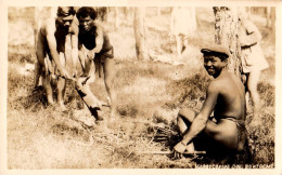 BONTOC MT. : IGOROT COOKING DOG / IGOROT CUISINANT UN CHIEN - CARTE VRAIE PHOTO / REAL PHOTO ~ 1930 - '935 (am782) - Philippines