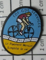 1518b Pin's Pins / Beau Et Rare / EDF GDF / SERVICE VELO CYCLISTE LE PAIEMENT MENSUEL SIMPLIFIE LA VIE - EDF GDF