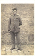 MILITARIA - Un Soldat En Uniforme - Carte Postale Ancienne - Uniformi