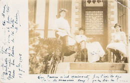 CARTE PHOTO THEMES TROIS FEMMES ASSISE SUR SUR PERRON 1905 FAMILLE LEURRE POULAIN SAINT BREVIN 1905 DOS DIVISE ECRIT - Genealogia