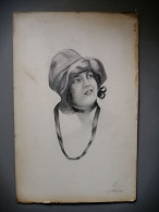 Portrait D'une Jeune Femme élégante Pastel 1918 Signé A.V - Pastelli