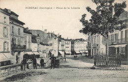 Ribérac * La Place De La Liberté * Commerces Magasins - Riberac