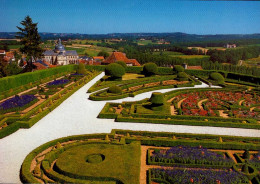 HAUTEFORT     ( DORDOGNE )     LES JARDINS FLEURIS DU CHATEAU ET LE VILLAGE - Hautefort