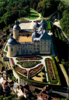 HAUTEFORT     ( DORDOGNE )     VUE AERIENNE DU CHATEAU ET SES SUPERBES JARDINS A LA FRANCAISE - Hautefort