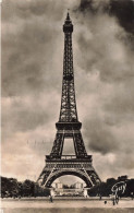 FRANCE - Paris Et Ses Merveilles - La Tour Eiffel - Au Fond: Le Palais De Chaillot - Carte Postale Ancienne - Tour Eiffel