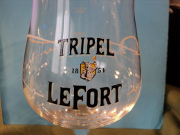 VERRE A BIERE LEFORT TRIPEL. 50 CL. 1854 PIED OUVRAGE. - Gläser