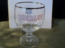 VERRE A BIERE CHIMAY. PERES TRAPPISTES UNE EGRENURE SUR LE HAUT DU VERRE. BLANC / BLEU / ROUGE ET ARGENTE - Glazen