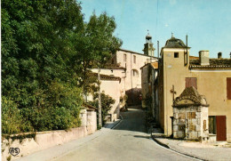 Montaigu De Quercy : La Place De La Fontaine - Montaigu De Quercy