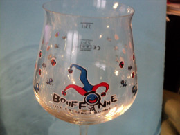 VERRE A BIERE BOUFFONNE. ELLE EST TROP BONNE. 33 CL BLEU ROUGE ET NOIR.80 - Verres