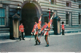 (GA.S) Photo Cpsm Petit Format LONDON Changing The Guard In The Forecourt Buckingham Palace - Buckingham Palace