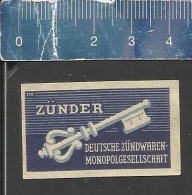 ZÜNDER DEUTSCHE ZÜNDWAREN MONOPOLGESELLSCHAFT 250 ( KEY CLÉ SCHLÜSSEL SLEUTEL ) - OLD VINTAGE  MATCHBOX LABEL CZ - Zündholzschachteletiketten