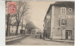 Les Avenières  38  Carte Circulée Timbrée  La Place Et La Rue Tres Animée Devant  L'Hotel VACHER - Les Avenières