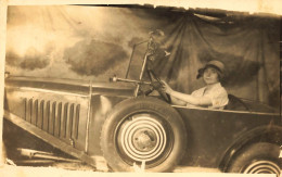 Surréalisme * Carte Photo Photo Montage * Femme Dans Automobile Ancienne Voiture Auto Décor * Photographie Photographe - Fotografia