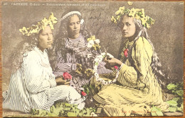 C. P. A. Couleur : TAHITI : PAPEETE : Tahitiennes Tressant Des Couronnes - Tahiti