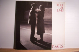 DISQUE  VINYLE  33 T -  RICKIE LEE JONES  PIRATES  - ( Année 1981)  - ( Pas De Reflet Sur L'original ) - Rock