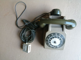 UN ANCIEN TELEPHONE  VINTAGE BEIGE ET KAKI - Telefoontechniek