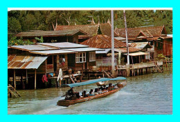 A913 / 155 THAILANDE A View Of A Group Of VILLAGERS HOUSES Near A Canal - Tailandia