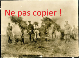 PHOTO ALLEMANDE - CIVILS ET SOLDATS AUX FOINS A FALVY PRES DE ATHIES - CROIX MOLIGNEAUX SOMME GUERRE 1914 1918 - 1914-18