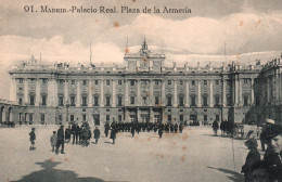 Madrid - Palacio Real, Plaza De La Armeria (Palais Royal) Militaires En Manoeuvre - Carte N° 91 Non Circulée - Madrid