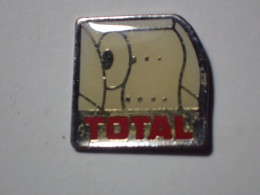 Pin's TOTAL WC Rouleau - Papier De Toilette - Fuels