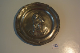 C122 Ancienne Assiette En étain Singe De Mons - Tins