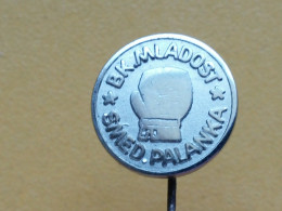 Badge Z-52-1 - BOX, BOXE, BOXING CLUB MLADOST, SMEDEREVSKA PALANKA, SERBIA - Pugilato