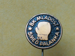 Badge Z-52-2 - BOX, BOXE, BOXING, CLUB MLADOST SMEDEREVSKA PALANKA, SERBIA - Boksen