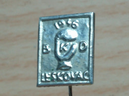 Badge Z-52-2 - BOX, BOXE, BOXING, CLUB LESKOVAC, SERBIA - Boxe