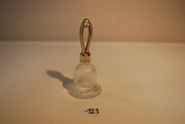 C123 Ancienne Petite Cloche En Verre Dorée Sans Grelot - Glocken