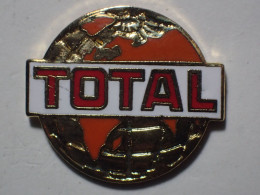 Pin's CARBURANT TOTAL MONDE COULEUR ROUGE - Fuels