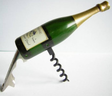 TIRE BOUCHON DECAPSULEUR MAGNET En Forme De Bouteille De CHAMPAGNE  Ste6789 - Apri-bottiglie/levacapsule