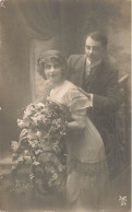 COUPLE - Un Homme Et Une Femme Tenant Des Fleurs   - Cartes Postales Ancienne - Paare