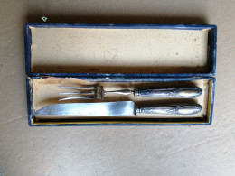 UN ANCIEN SERVICE A DECOUPER - MANCHE EN  ARGENT A LA MINERVE - Silverware