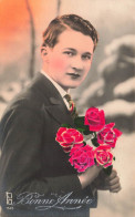 FANTAISIE - Homme - Bonne Année - Un Homme Avec Un Bouquet De Roses - Cartes Postales Ancienne - Männer