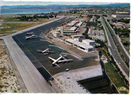 NICE L'AEROPORT NICE COTE D'AZUR VUE PRISE VERS CAGNES ET ANTIBES VUE AERIENNE 1967 - Transport Aérien - Aéroport