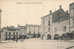 Loudun * Les Arcades Et La Place Ste Croix * AU VIN DE BREZE , Café Des Arts * Café FOUCTEAU - Loudun