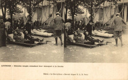 CARTE STEREO LOURDES MALADES RANGES ATTENDANT LEUR TRANSPORT A LA GROTTE - Cartoline Stereoscopiche