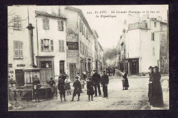 CPA 84 - 245. LE LUC - LA GRANDE FONTAINE ET LA RUE DE LA REPUBLIQUE - Le Luc